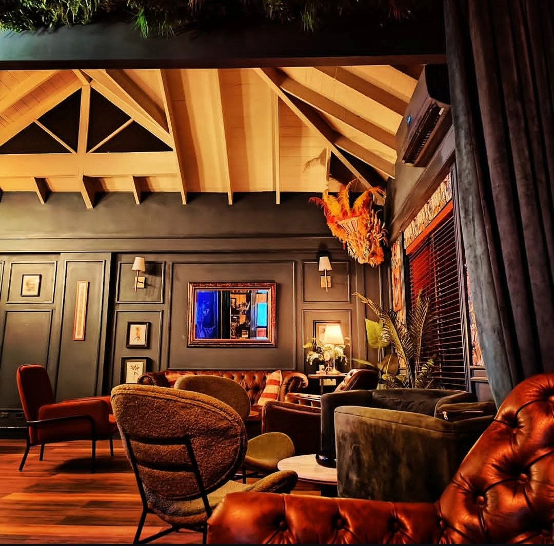 Interior del speakeasy de Ritual Cigar Lounge